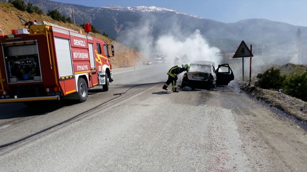Denizli-Antalya karayolunda seyir halindeki bir otomobilde yangın çıktı. Otomobil, yangın sonucu kullanılamaz hale geldi.