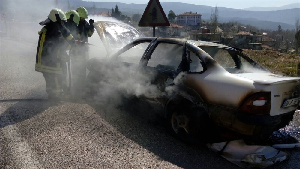 Denizli-Antalya karayolunda seyir halindeki bir otomobilde yangın çıktı. Otomobil, yangın sonucu kullanılamaz hale geldi.