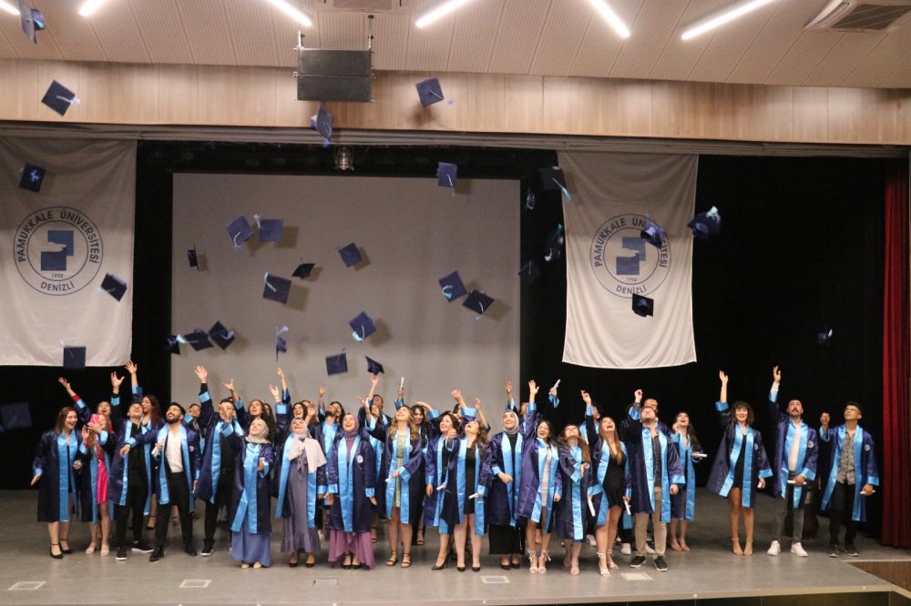 Pamukkale Üniversitesi Sarayköy Meslek Yüksekokulu’nda mezuniyet töreni düzenlendi. Yüksekokul, bu sene 3’üncü dönem mezunlarını verdi.