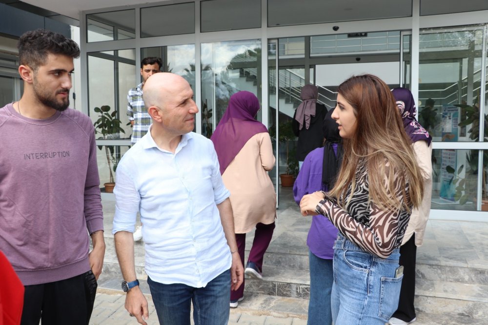 Sarayköy Belediye Başkanı Ahmet Necati Özbaş, geleneği bozmadı bu yıl da ilçeye eğitim için gelen üniversite öğrencileriyle buluşarak, yalnız olmadıklarını hissettirdi.