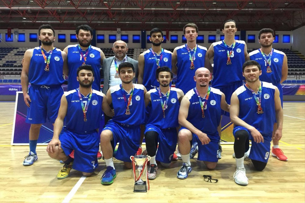 Aydın Adnan Menderes Üniversitesi (ADÜ)’nün ev sahipliğinde düzenlenen 15. Koç Spor Fest Üniversite Oyunları Basketbol 1. Lig Müsabakalarında Pamukkale Üniversitesi Erkek Basketbol Takımı grubunu 3. sırada tamamlayarak kupa ve madalya almaya hak kazandı.
