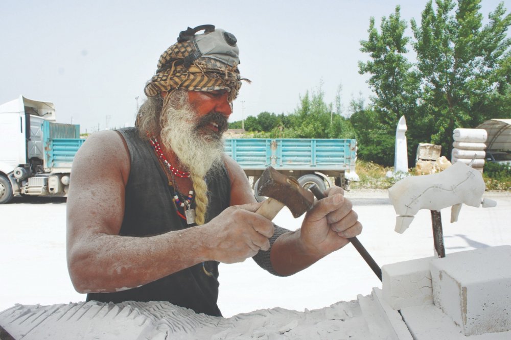 Heykel sanatçısı Ali Dirier, 2012 yılında davet edildiği Taş Heykel Kolonisinde 10 yıldan beri taş yontuyor. İlk kez 2011 yılında Denizlili bir mermer fabrikası tarafından düzenlenmeye başlayan taş heykel kolonisi bu yıl onuncu yılını doldurdu. Son iki yıldır düzenlenmeyen koloni atölyesi sanatçı Ali Dirier’in 12 ay boyunca devam eden yontu performansıyla etkinliğini sürdürüyor. 