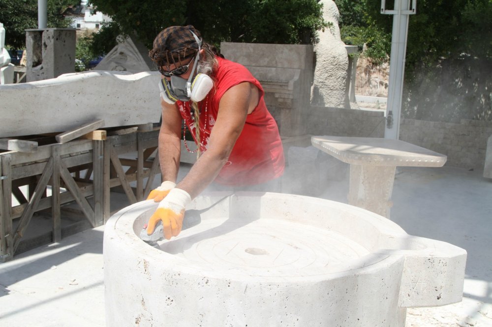 Heykel sanatçısı Ali Dirier, 2012 yılında davet edildiği Taş Heykel Kolonisinde 10 yıldan beri taş yontuyor. İlk kez 2011 yılında Denizlili bir mermer fabrikası tarafından düzenlenmeye başlayan taş heykel kolonisi bu yıl onuncu yılını doldurdu. Son iki yıldır düzenlenmeyen koloni atölyesi sanatçı Ali Dirier’in 12 ay boyunca devam eden yontu performansıyla etkinliğini sürdürüyor. 