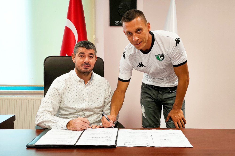 Transfer çalışmaları kapsamında kaleci arayışında olan Denizlispor; eski şampiyon kalecisi Adam Stachowiak ile sözleşme imzaladı. 