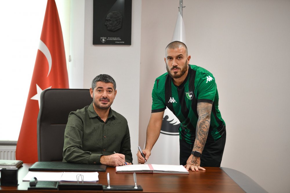 Denizlispor’un transferde son hamlesi Mustafa Çeçenoğlu oldu. Yeşil-siyahlılar 27 yaşındaki oyuncu ile 2 yıllık sözleşme imzaladı.