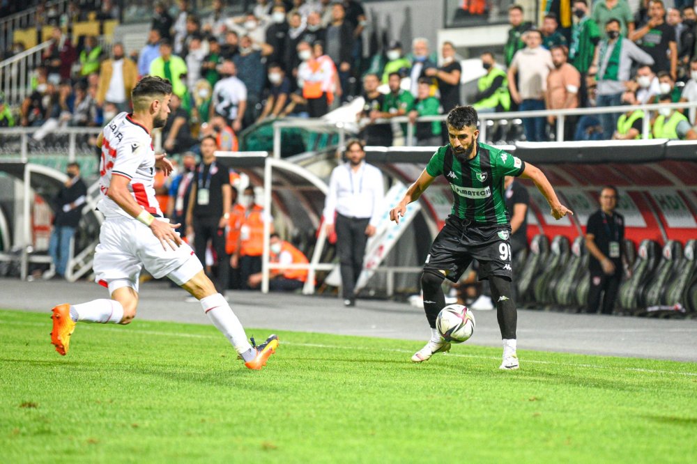 TFF 1'inci Lig’in 7’inci haftasında Yılport Samsunspor’u konuk eden Denizlispor, ilk yarısını 1-0 üstün tamamladığı karşılaşmada rakibine 3-2 mağlup oldu. Karşılaşmanın hakemi Burak Şeker verdiği ve vermediği kararlarla maça direkt etki etti.