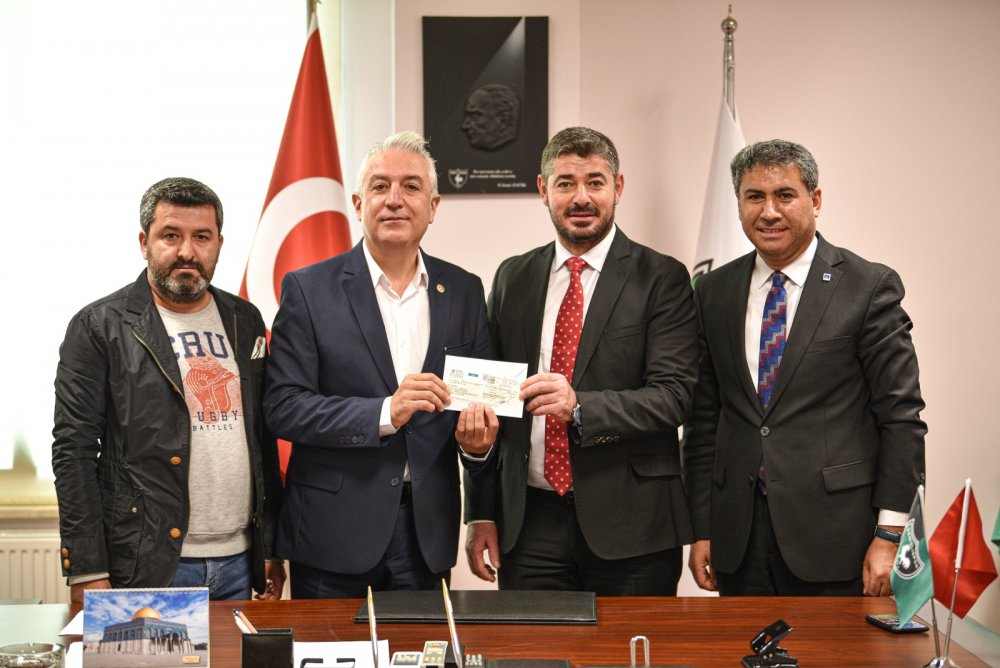 Denizli Milletvekili Haşim Teoman Sancar, Denizlispor’a 10 Bin TL bağış yaptı. Yeşil-siyahlıların son antrenmanını da yerinde takip eden Sancar, futbolculara baklava ikramında bulundu ve zorlu maçta başarılar diledi.