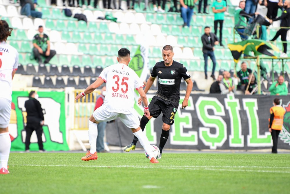 Altaş Denizlispor TFF 1. Lig’in  9’uncu haftasında konuk ettiği Balıkesirspor’u uzatma dakikalarında bulduğu golle 2-1 mağlup etti.