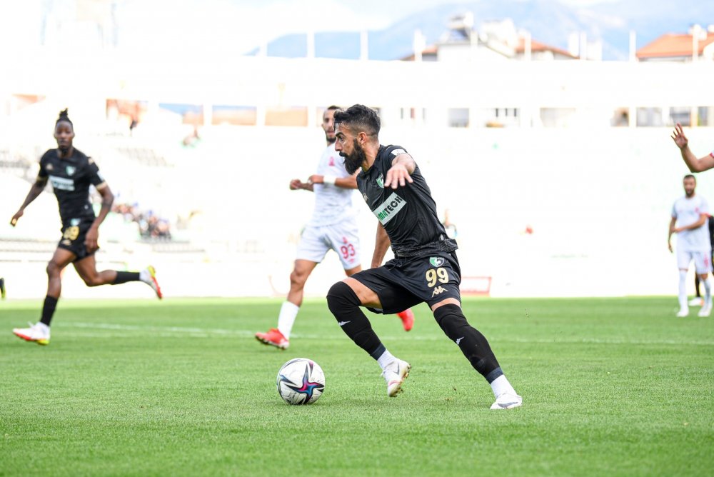 Altaş Denizlispor TFF 1. Lig’in  9’uncu haftasında konuk ettiği Balıkesirspor’u uzatma dakikalarında bulduğu golle 2-1 mağlup etti.