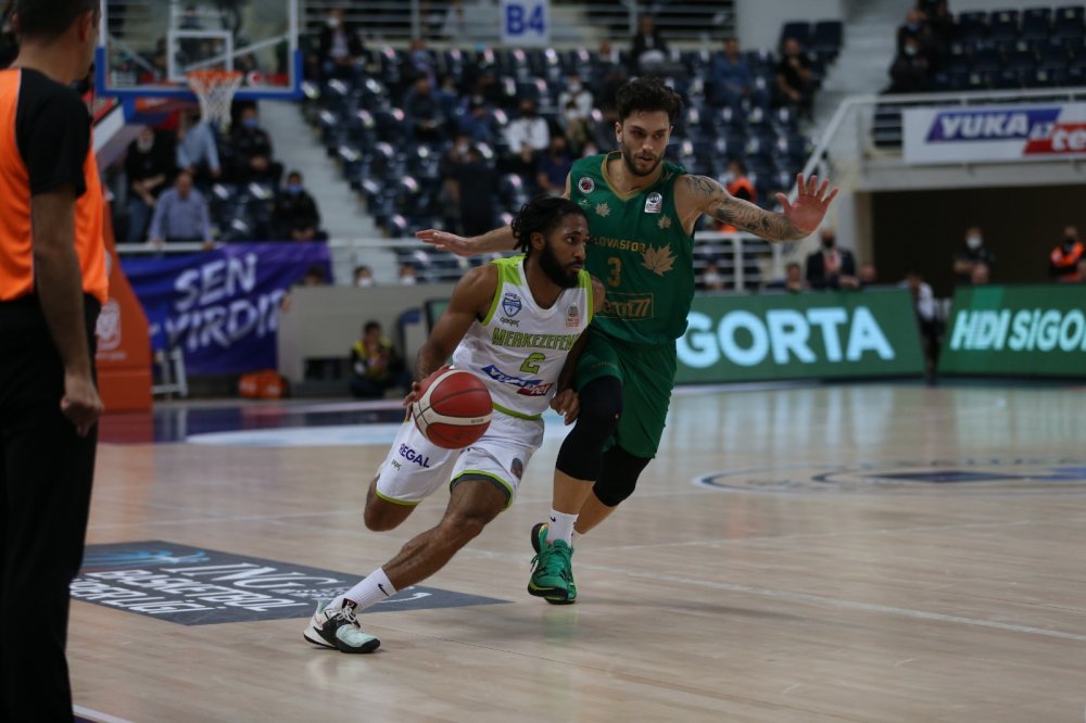 Yukatel Merkezefendi Basket, evinde konuk ettiği Semt 77 Yalovaspor’a 73-87’lik skorla mağlup oldu ve ligdeki 3’üncü yenilgisini aldı.