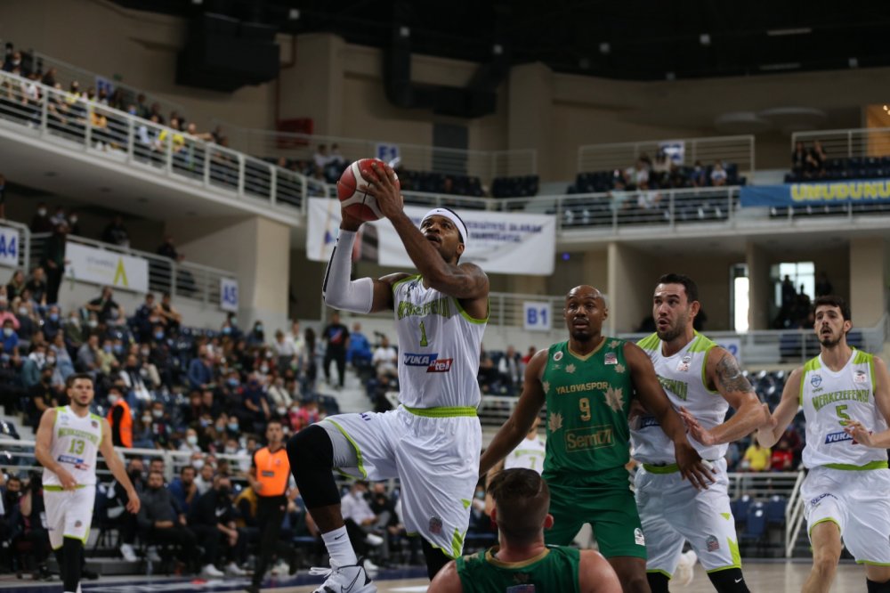 Yukatel Merkezefendi Basket, evinde konuk ettiği Semt 77 Yalovaspor’a 73-87’lik skorla mağlup oldu ve ligdeki 3’üncü yenilgisini aldı.