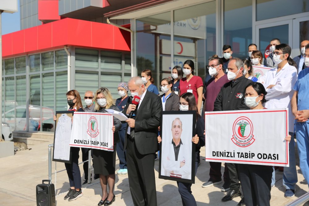 Denizli Tabip Odası, Başhekim Uzm. Dr. Ahmet Bacanlı’yı koronavirüs nedeniyle kaybeden Özel Denizli Cerrahi Hastanesi önünde yaptığı açıklamayla COVID-19'un meslek hastalığı sayılmasını talep etti.