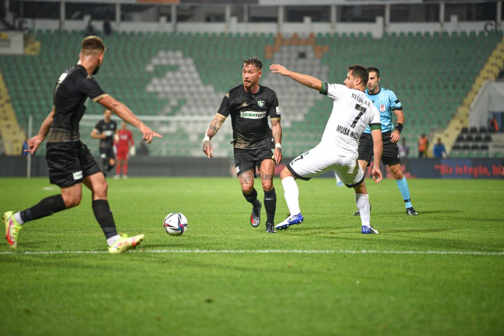 Denizlispor TFF 1. Lig’in 11’inci haftasında konuk ettiği Kocaelispor ile 1-1 berabere kalarak fırsat tepti.