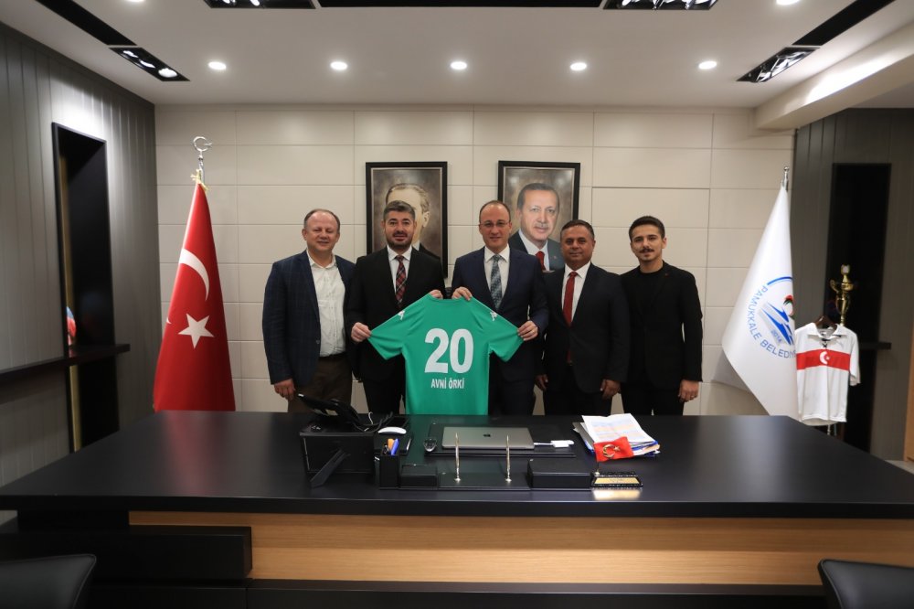 Denizlispor’da Başkan Mehmet Uz ve kurmayları Pamukkale Belediye Başkanı Avni Örki ve Pamukkale Üniversitesi Rektörü Prof. Dr. Ahmet Kutluhan’ı makamında ziyaret etti.