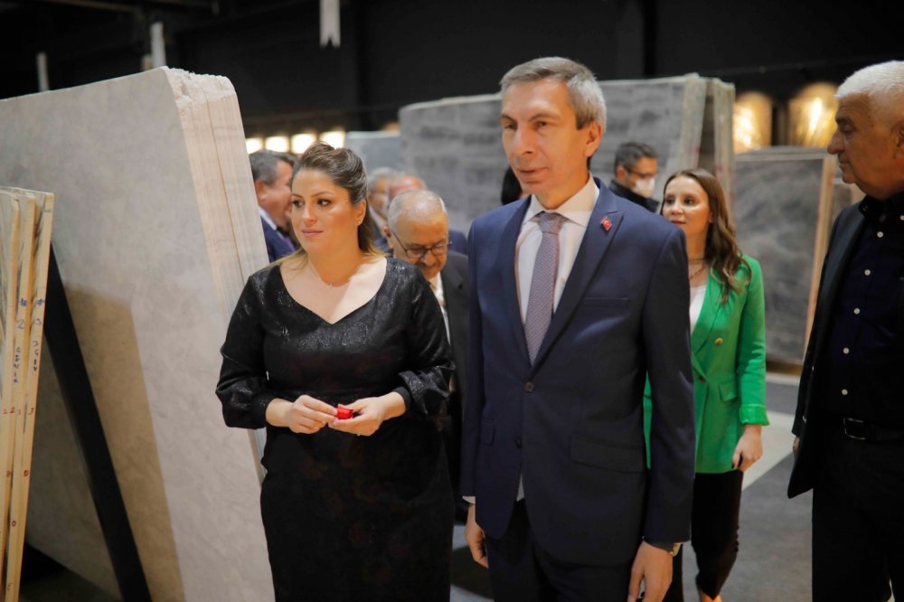 Denizli’nin tanınmış ailelerinden Çelikkol ailesinin ihracata yönelik ürünlerinin sergilendiği yeni mermer galerisi muhteşem bir törenle açıldı.