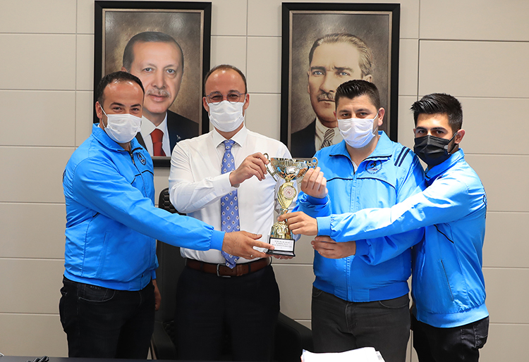 Pamukkale Belediyespor’un aktif olduğu branşlardan Masa Tenisi’nde sporcular 3. Lig için iddialı hazırlanıyor. Mavi-beyazlı sporcular Kayseri’de yapılacak olan 3. Lig’e terfi maçlarından mutlu dönmek istiyor.