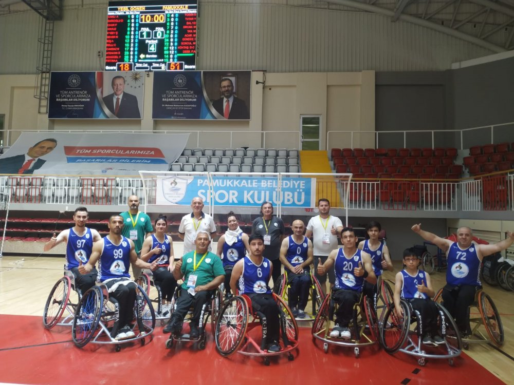 Pamukkale Belediyespor Tekerlekli Sandalye Basketbol takımı, Yalova’da yapılan 3. Lig maçlarında oynadığı 5 müsabakayı da kazanarak adını Play-off’a yazdırdı. Mavi-beyazlı takım Denizli’ye 2. Lig takımı olarak dönmek istiyor.
