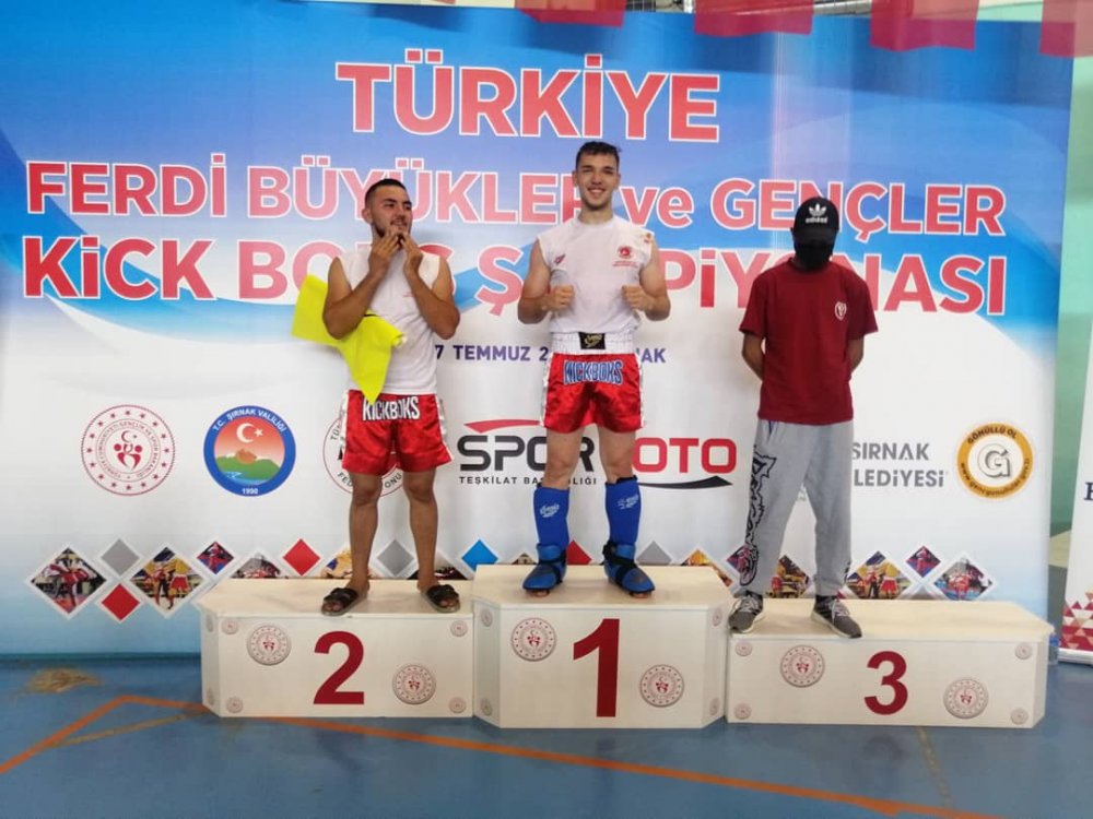 Pamukkale Belediyesporlu kick bokscular Şırnak’ta yapılan Türkiye Ferdi Kick Boks Şampiyonası’nda Türkiye Şampiyonu olmayı başardı. Ahmet Burak Canbeldek ve Emre Özeren elde ettikleri dereceyle Denizli’de ilki başararak Kasım ayında Karadağ’da yapılacak olan Avrupa Kick Boks Şampiyonası’na katılma hakkını elde etti.