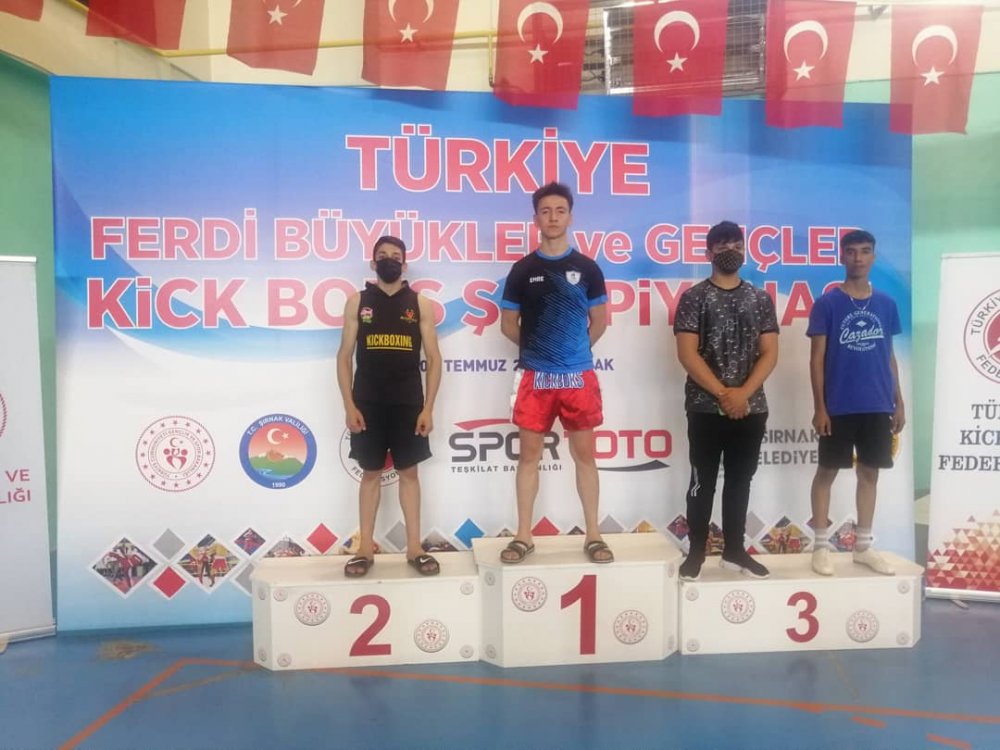 Pamukkale Belediyesporlu kick bokscular Şırnak’ta yapılan Türkiye Ferdi Kick Boks Şampiyonası’nda Türkiye Şampiyonu olmayı başardı. Ahmet Burak Canbeldek ve Emre Özeren elde ettikleri dereceyle Denizli’de ilki başararak Kasım ayında Karadağ’da yapılacak olan Avrupa Kick Boks Şampiyonası’na katılma hakkını elde etti.
