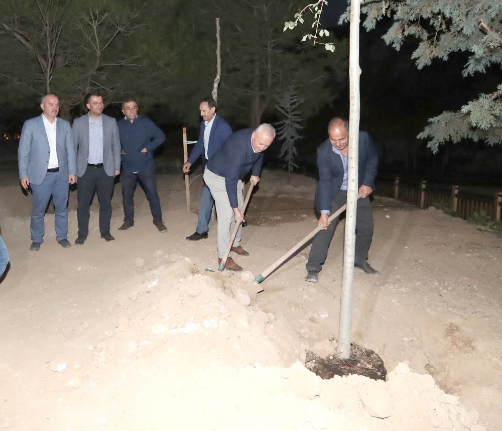 Pamukkale Belediye Başkanı Hüseyin Gürlesin’i, AK Parti Pamukkale İlçe yönetimi ziyaret etti. Ziyaretin ardından, Pamukkale Belediyesi’nin başlattığı “Herkesin Bir Dikili Ağacı Olsun” kampanyası kapsamında ağaç dikimi gerçekleştirildi.