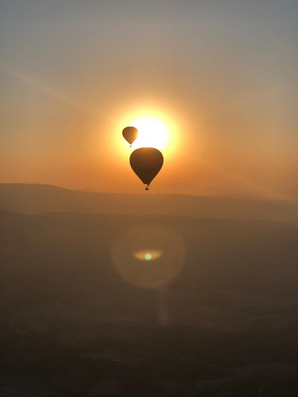 Denizli’de UNESCO Dünya Mirası Listesi’ndeki beyaz cennet Pamukkale’de yapılan balon turları turistlerin ilgisini çekti. Kentin en önemli turizm noktası olan, yerli ve yabancı milyonlarca kişiyi ağırlayan Pamukkale’de 3 olan balon sayısı 13’e yükseldi. 20 bin kişinin balonla uçtuğu Pamukkale’deki balon sayısının Aralık ayına kadar 20’ye yükselmesi bekleniyor. 