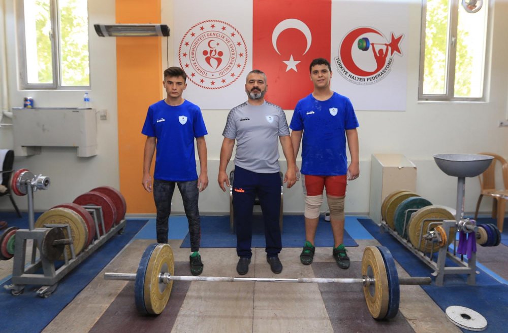 Pamukkale Belediyespor’un aktif olan branşlarından halterde sporcular Bursa’da yapılacak olan U 15 ve Yıldızlar Türkiye Halter Şampiyonası’nda boy gösterecek.