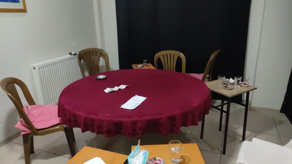 Denizli’de kumar oynayan 12 kişiye operasyon düzenlendi. Kumar masasında bir anda karşısında polisleri gören kumarbaz fenalaşarak hastaneye kaldırıldı.