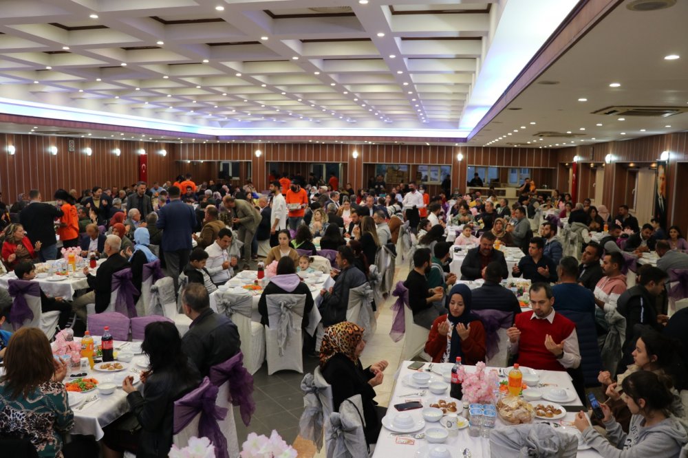 AK Parti Sarayköy İlçe Teşkilatı tarafından düzenlenen iftar yemeğine katılan AK Parti İl Başkanı Yücel Güngör, 