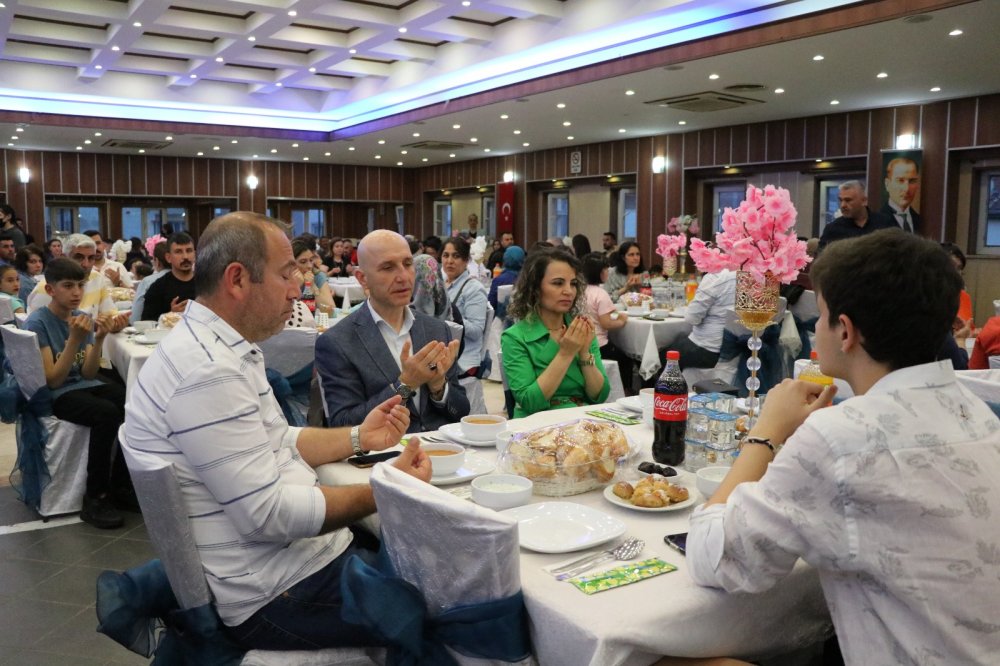 Sarayköy Belediye Başkanı Ahmet Necati Özbaş, 1 Mayıs Emek ve Dayanışma Günü kapsamında belediye personelleriyle iftar yemeğinde buluştu. Başkan Özbaş, “Tüm birimlerimizle hayatın her yerinde olan bir belediye hizmetini Sarayköy'ümüz ile bir araya getirdik” dedi.