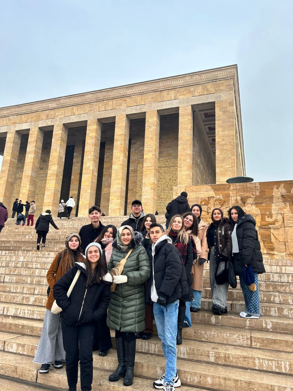 Sarayköy Belediyesi Sosyal Etkinlik Merkezi bünyesinde eğitim veren Üniversite Hazırlık Kursu’ndaki öğrenciler için milli değerleri ve tarihsel bilinci güçlendirmek amacıyla Ankara gezisi düzenlendi. Öğrenciler Anıtkabir’i ziyaret etti, Kurtuluş ve Cumhuriyet müzelerini yakından görme fırsatı buldu.
