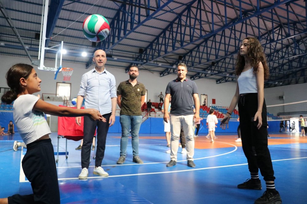 Sarayköy Belediye Başkanı Ahmet Necati Özbaş, gençlerin yoğun ilgi gösterdiği Yaz Spor Okullarını ziyaret etti. Uygulamalı spor eğitimlerine katılan Başkan Özbaş, gençlerle birlikte eğlenceli görüntüler oluşturdu.