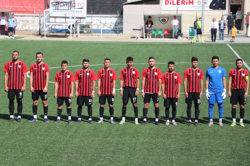 Bölgesel Amatör Lig ekiplerinden Sarayköyspor, bu sezon gösterdiği performansla Denizli futbolunun parlayan yıldızı oldu. Kırmızı siyahlı ekip, sezonun ilk yarısında kazandığı 24 puanla zirve yarışında yer alırken, başarısıyla da takdir topladı.