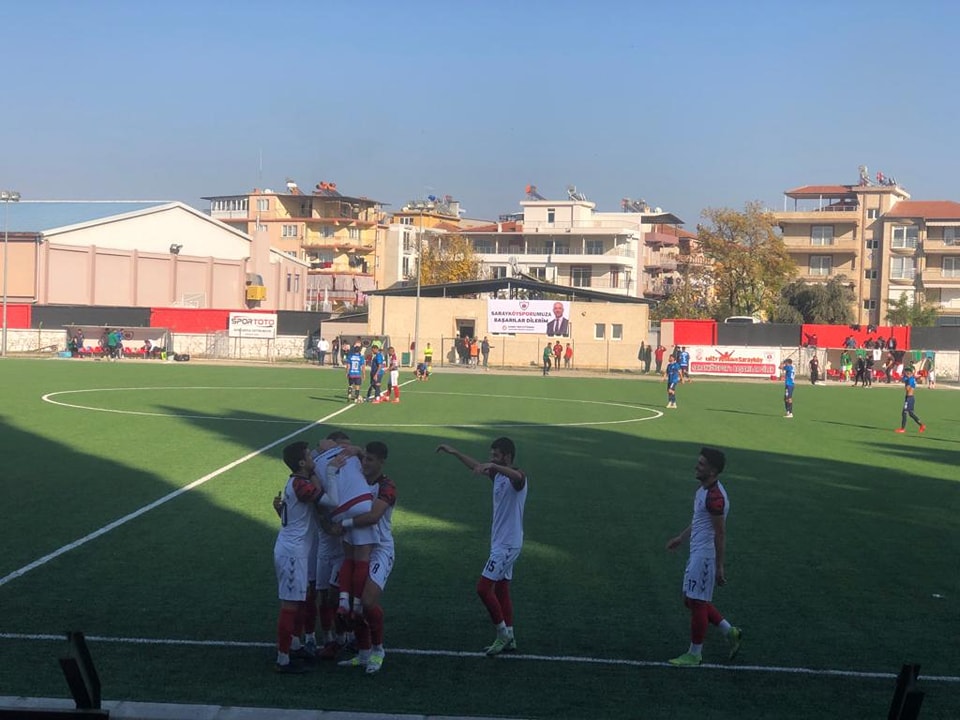 Bölgesel Amatör Lig (BAL) 4. Bölge 3. Grup’ta mücadele eden Sarayköyspor, evinde ağırladığı Kemerspor’u 3-2 mağlup etti. Evinde çıktığı iki karşılaşmadan da galibiyetle ayrılan temsilcimiz taraftarlarına büyük sevinç yaşattı.