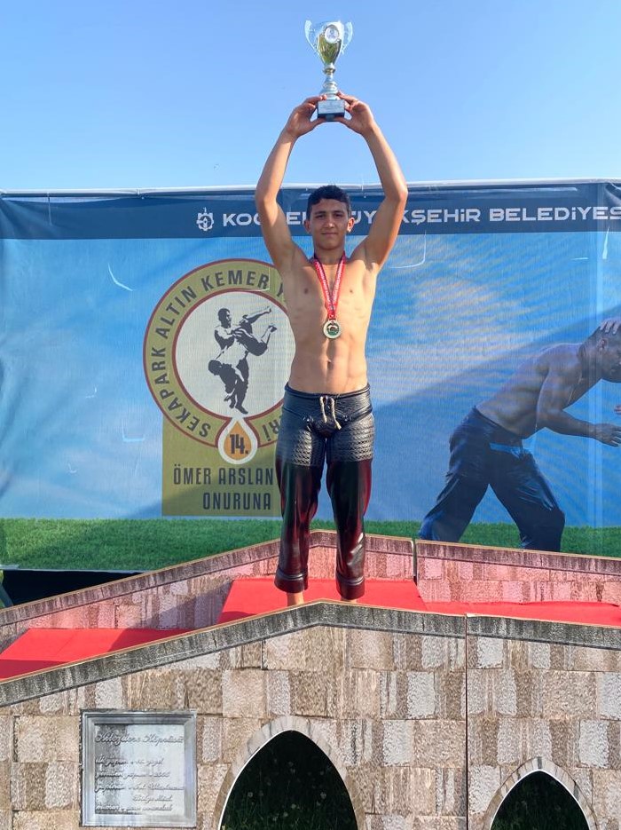 Pamukkale Belediyesporlu pehlivan Beytullah Sarı, katıldığı yağlı pehlivan güreşlerinde altın madalyaya abone oldu. Başarılı sporcu son olarak Kocaeli Sekapark Yağlı Pehlivan Güreşlerinde tozkoparan dalında 80 sporcu arasında birinciliğe ulaştı.
