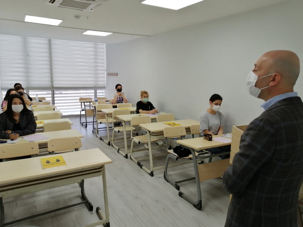 Sarayköy Belediyesi Sosyal Etkinlik Merkezi’nde Yükseköğretim Kurumları Sınavı’nı (YKS) aratmayan deneme sınavı yapıldı. 