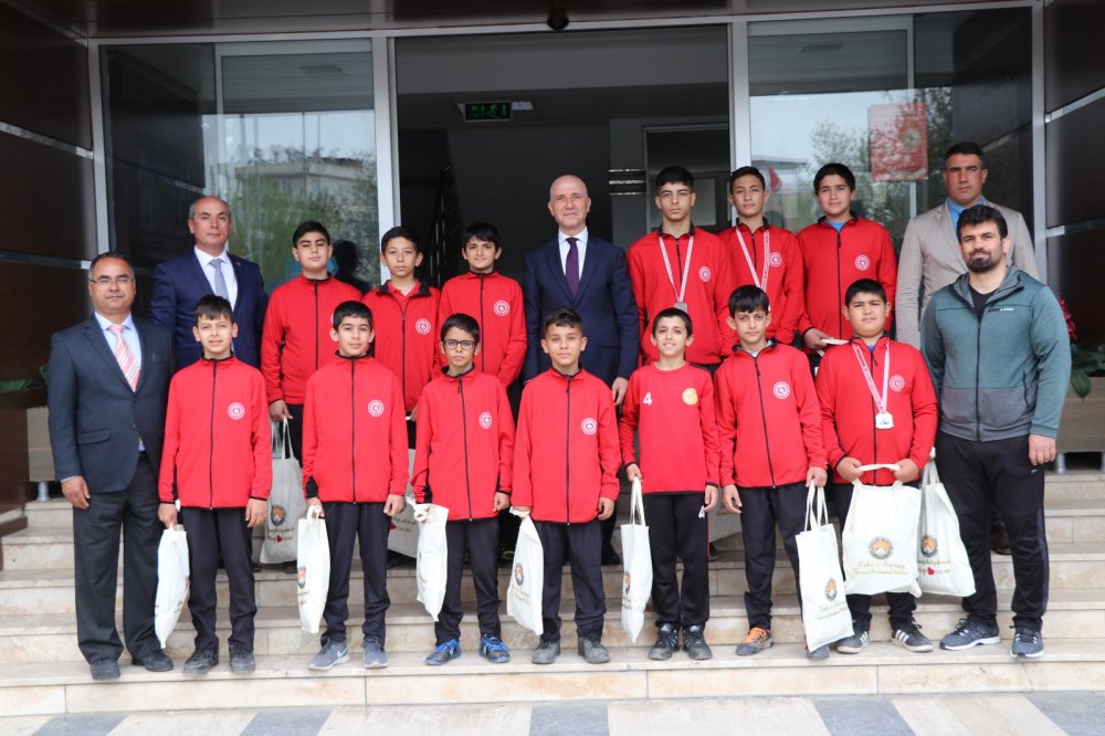 Afyonkarahisar’da düzenlenen U11-U13 Grekoromen Güreş Türkiye Şampiyonası’nda önemli dereceler kazanan Sarayköylü sporcular Sarayköy Belediye Başkanı Ahmet Necati Özbaş’ı ziyaret etti. 