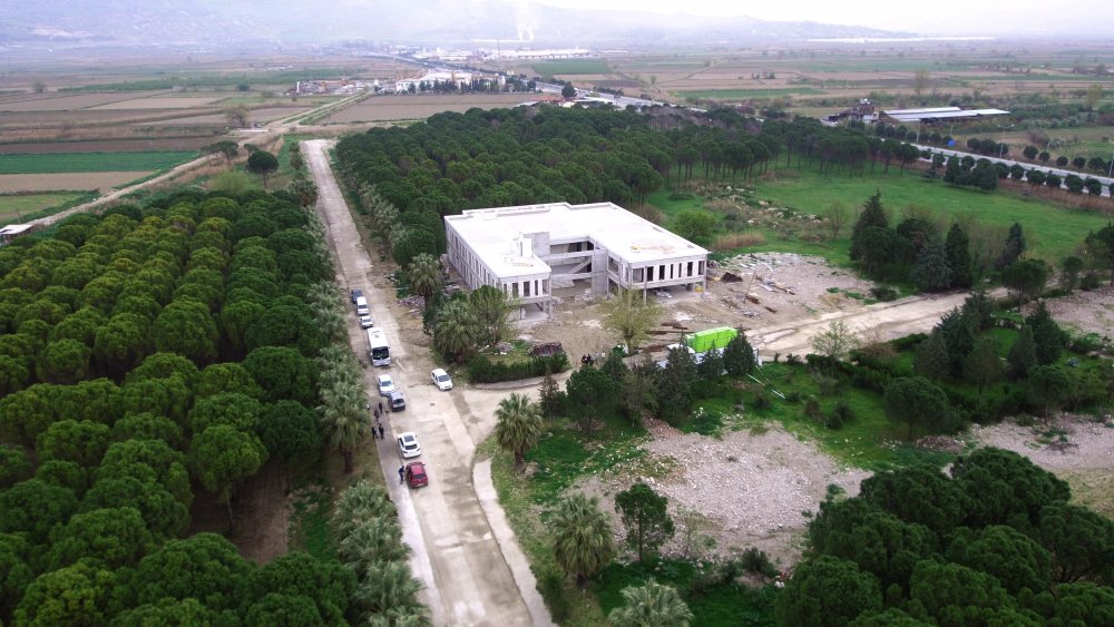 Sarayköy Belediyesi’nin yapımını üstlendiği PAÜ Sarayköy Meslek Yüksekokulu’nun inşaatı 100 dönümlük arazide gerçekleştiriliyor. Arazi içinde bulunan bin 500 ağacın zarar görmemesi için noktalamaları yapılarak inşaatı başlanıldı. PAÜ Sarayköy Meslek Yüksekokulu inşaatında incelemelerde bulunan PAÜ Rektörü Prof. Dr. Hüseyin Bağ, Sarayköy Meslek Yüksekokulu’nun doğa dostu okul olduğunu ifade etti. 