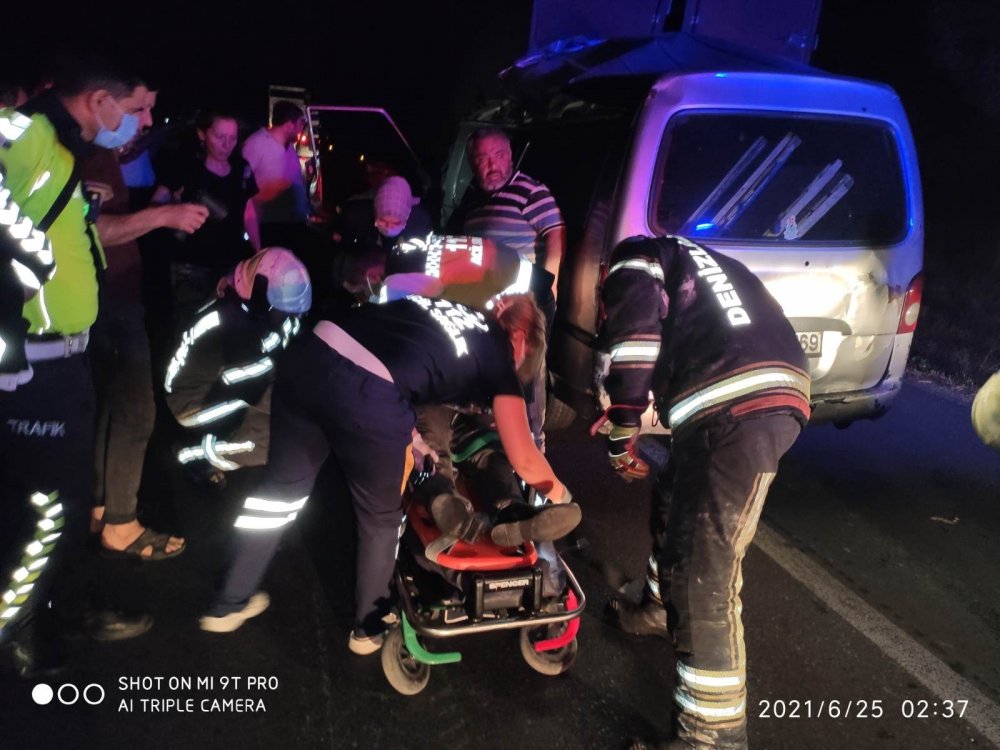 Denizli’nin Merkezefendi İlçesinde meydana gelen trafik kazasında, araç içerisinde sıkışan sürücü itfaiye ekipleri tarafından kurtarıldı.