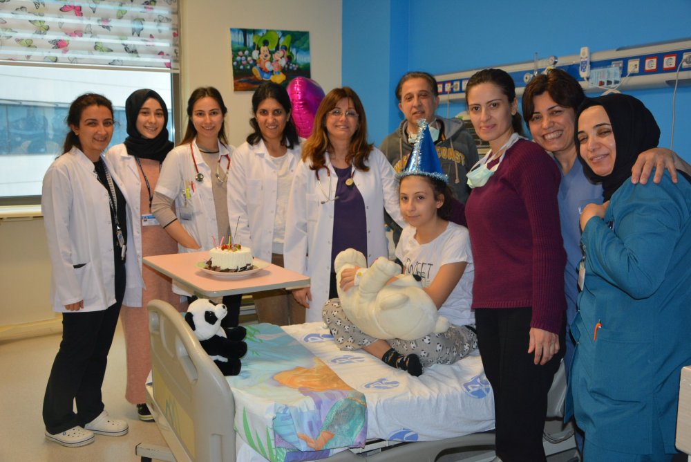 Pamukkale Üniversitesi (PAÜ) Hastanesi Çocuk Kardiyoloji servisinde 7 haftadır tedavi gören 14 yaşındaki Talya Köse'nin doğum günü hastanede doktorlar ve hemşirelerin yaptığı sürpriz parti ile kutlandı.