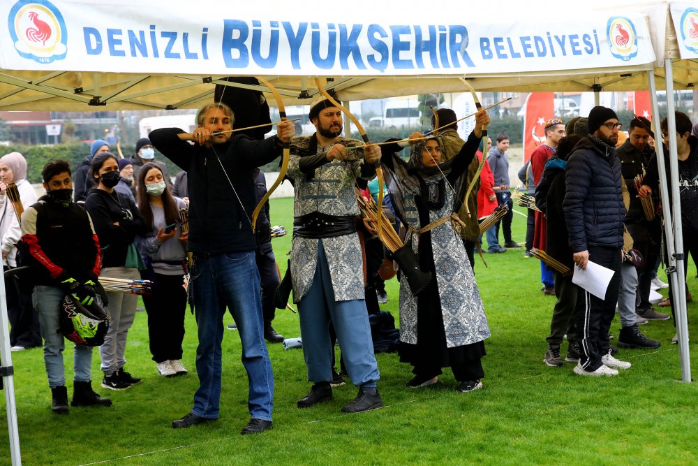 Denizli Büyükşehir Belediyesi, 874 yıl önce Denizli’de yaşanan Kazıkbeli Zaferi anısına geleneksel okçuluk turnuvası düzenledi. 12 şehirden 210 sporcunun katıldığı turnuvanın kazananı Türk okçuluğu oldu.