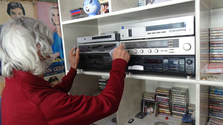 Denizli'de 63 yaşındaki Erdoğan Kuyutaş, 31 yıldır yaptığı kasetçilik mesleğini teknolojiye rağmen sürdürüyor. Geçmişte iş yerinin önünde kuyruklar oluşan Kuyutaş’ın şimdi ise nostalji seven az sayıda müşterisi bulunuyor.