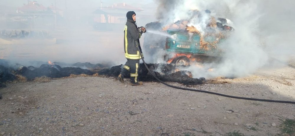 Denizli’nin Çivril ilçesinde, saman yüklü TIR park ettiği alanda alev aldı. Satılmaya getirilen 30 ton samanın kül olduğu yangın, itfaiye ve köylülerin müdahalesi ile söndürüldü.