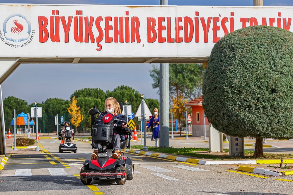 Denizli'de hizmete açıldığı ilk günden beri çocuklara trafik krallarını eğlenerek öğreten Denizli Büyükşehir Belediyesi Trafik Eğitim Parkı, yoğun ilgi görmeye devam ediyor. 
