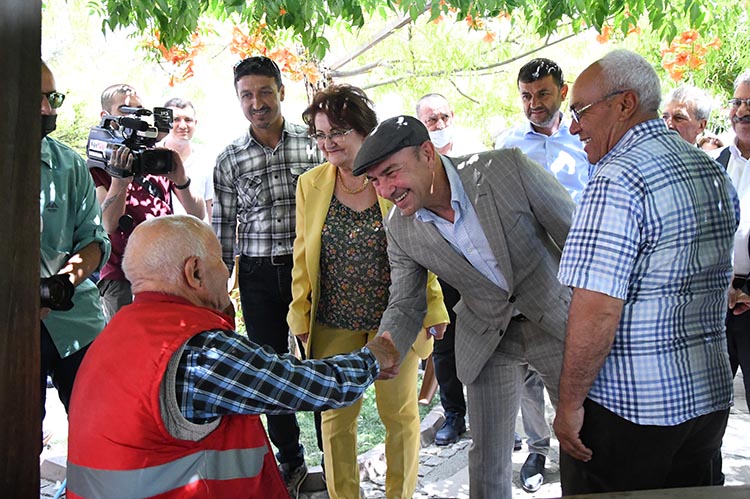 İzmir Büyükşehir Belediye Başkanı Tunç Soyer ve eşi Köy-Koop Başkanı Neptün Soyer, kardeş belediye Bozkurt’u ziyaret etti. Bozkurtluların büyük ilgi ve sevgiyle karşıladığı Başkan Soyer, Bozkurt’un adeta kalbini fethetti.