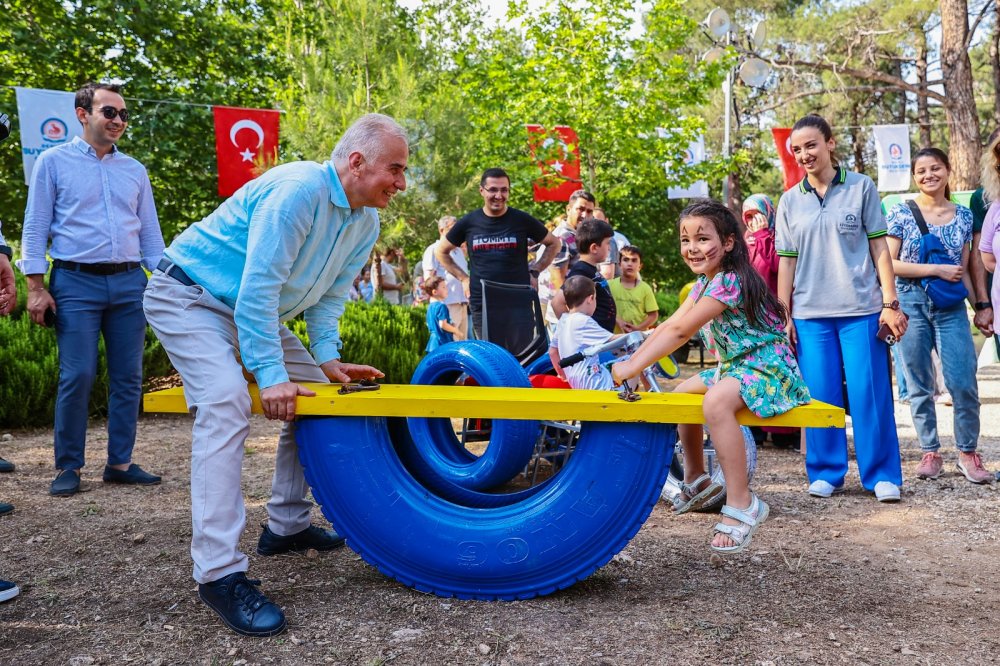 Türkiye Çevre Haftası etkinlikleri kapsamında Denizli Büyükşehir Belediyesi, Çamlık Parkı’nda Çocuk Şenliği düzenledi. Çevre bilinci ve farkındalık oluşturmak için hazırlanan etkinliklere katılan Başkan Osman Zolan, çocukların mutluluğuna ortak oldu.