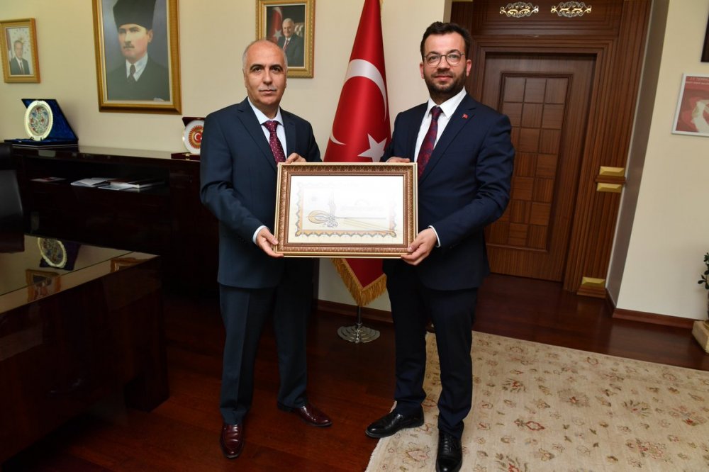 AK Parti Pamukkale İlçe Başkanı Uğur Gökbel, yönetim kurulu üyeleriyle birlikte Vali Hasan Karahan ve Pamukkale Kaymakamı Hayrettin Balcıoğlu’nu ziyaret etti.