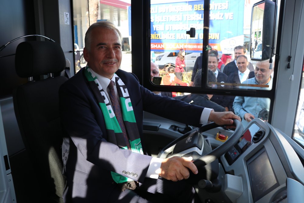 Denizli Büyükşehir Belediyesi tarafından filoya dahil edilen ve yeşil-siyah renkleriyle dikkat çeken 80 otobüs düzenlenen törenle hizmete girdi. Törende ayrıca Büyükşehir Belediyesi'nin inşa ettiği Otobüs İşletmesi Tesisi de kullanıma açıldı. Açılışta protokol üyeleri halk otobüslerinde ilk yolculuğu yaparken, Büyükşehir Belediye Başkanı Osman direksiyona geçerek objektiflere poz verdi. 