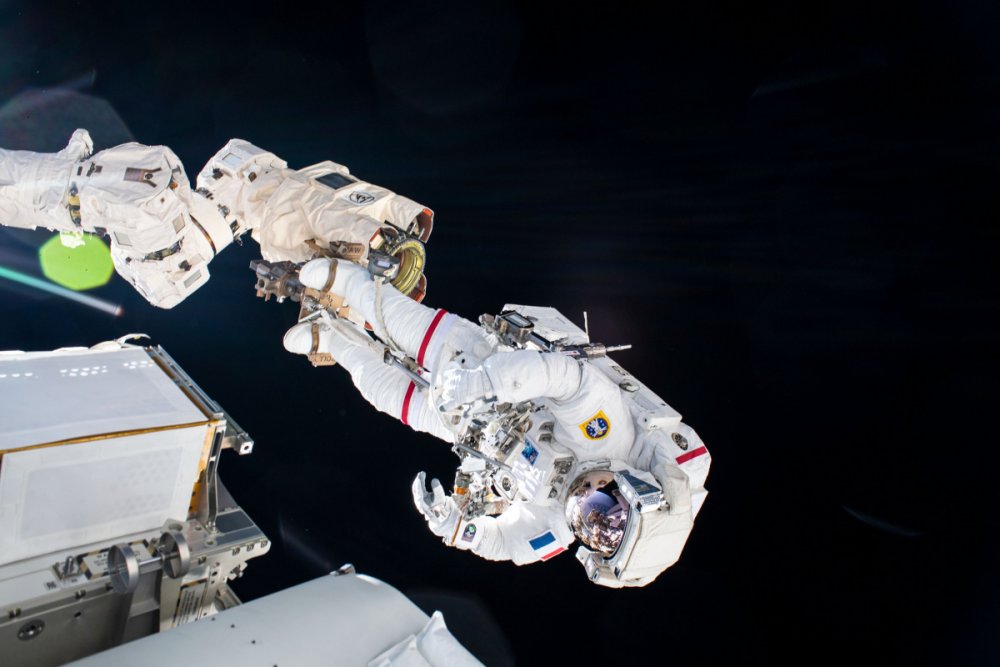 Uluslararası Uzay İstasyonu'nda (ISS) geçtiğimiz çarşamba günü teknik aksaklıklar nedeni ile ertelenen güneş panellerinin kurulumuna devam etmek için astronotlar uzay yürüyüşüne çıktı. ISS Expedition 65 ekibinde bulunan ABD Havacılık ve Uzay Ajansı (NASA) astronotu Shane Kimbrough ve Avrupa Uzay Ajansı (ESA) astronotu Thomas Pesquet, güneş panellerinin kurulumuna devam etmek amacıyla TSİ 14.42'de ISS'nin Quest hava kilidinden uzay yürüyüşüne başladı. Pesquet'in 4'üncü, Kimbrough'un ise 8'inci kez çıktığı uzay yürüyüşünün yaklaşık altı buçuk saat sürmesi bekleniyor. Mevcut uzay yürüyüşü, Pesquet ve Kimbrough'un birlikte gerçekleştirdiği 4'üncü uzay yürüyüşü olurken, ikili uzay istasyonuna kurulması planlanan 6 güneş panelinin ikinci kısmını kuracaklar. Güneş panellerinin geriye kalan 4 kısmının ise ilerleyen tarihlerde kurulması planlanırken, geçtiğimiz çarşamba günü güneş panelinin ilk kısmı kurulmuştu. Kurulacak yeni panellerin, uzay istasyonunun güç ihtiyacını karşılamasına yardımcı olması bekleniyor.