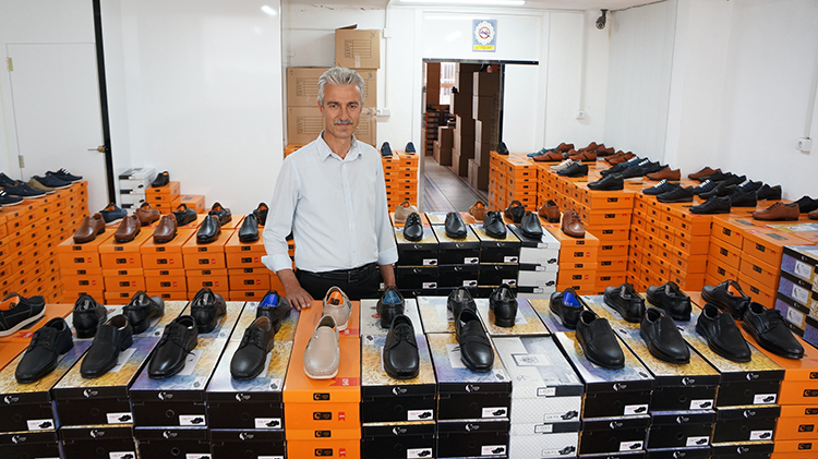 Yılda 2 milyon çiftten fazla ayakkabı üretimi sağlanan Denizli’de, pandemi nedeniyle insanlar evden çıkmadığı için üretimde büyük düşüş yaşandı. Kurban Bayramı’nın yaklaşmasıyla üretimi artıran imalatçılar, şimdiden hazırlıklarına başladı.