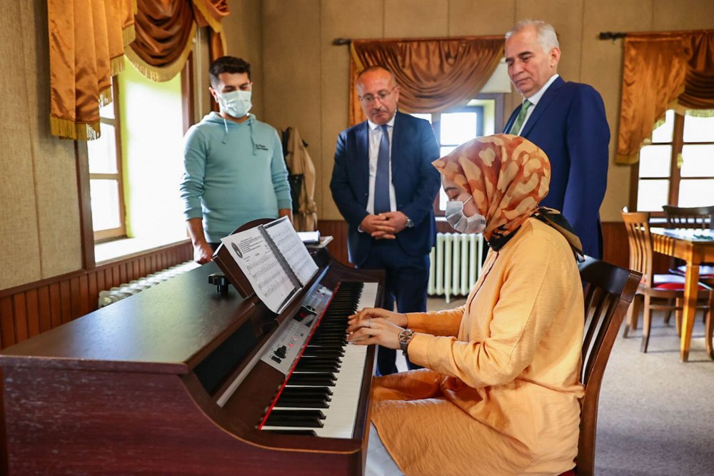 Denizli Valisi Ali Fuat Atik ve Büyükşehir Belediye Başkanı Osman Zolan, 7'den 70'e herkesi müzikle buluşturan Denizli Büyükşehir Belediye Konservatuarı’nı ziyaret ederek geleceğin sanatçıları ile bir araya geldi. 